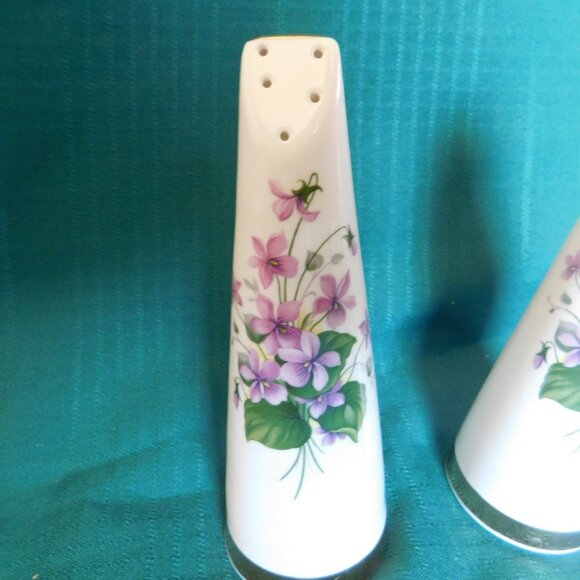 Royal Stuart purple violets salt and pepper set near mint condition - Picture 2 of 7